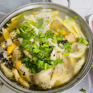 Lẩu Gà Lá É