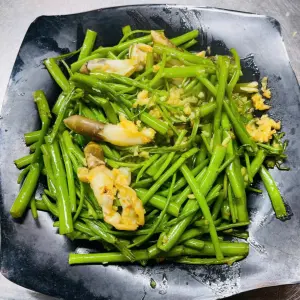 Ốc Móng Tay Xào Rau Muống